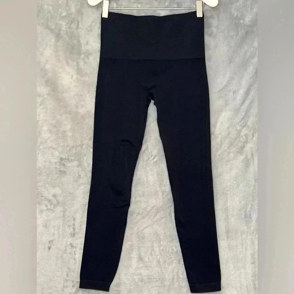 SPANX Women’s Seamless Cropped Leggings Black‎ Sz M - Picture 1 of 9